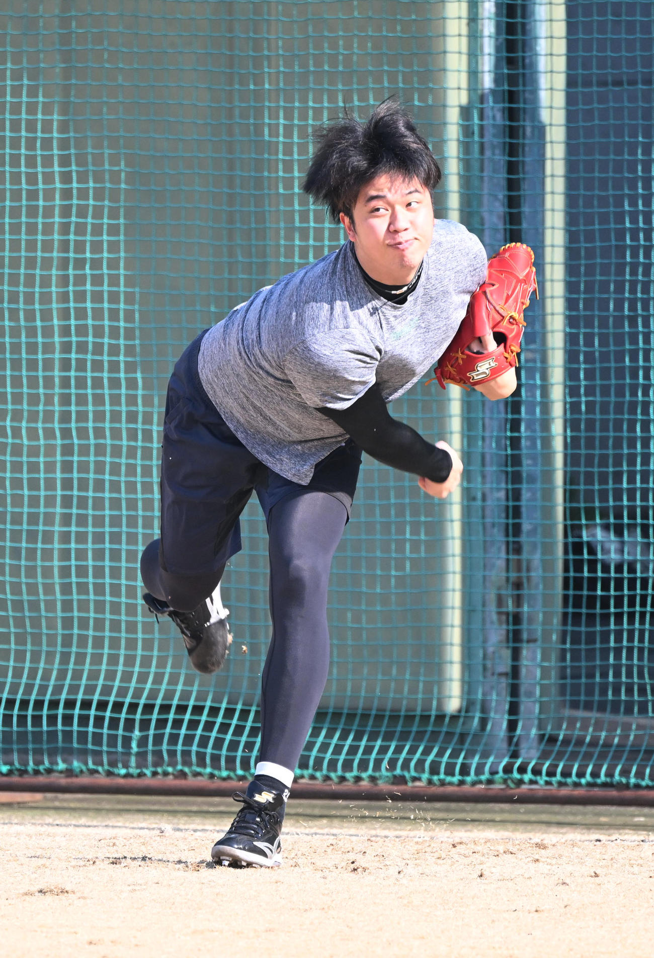 伸び伸びとキャッチボールする阪神才木（撮影・和賀正仁）