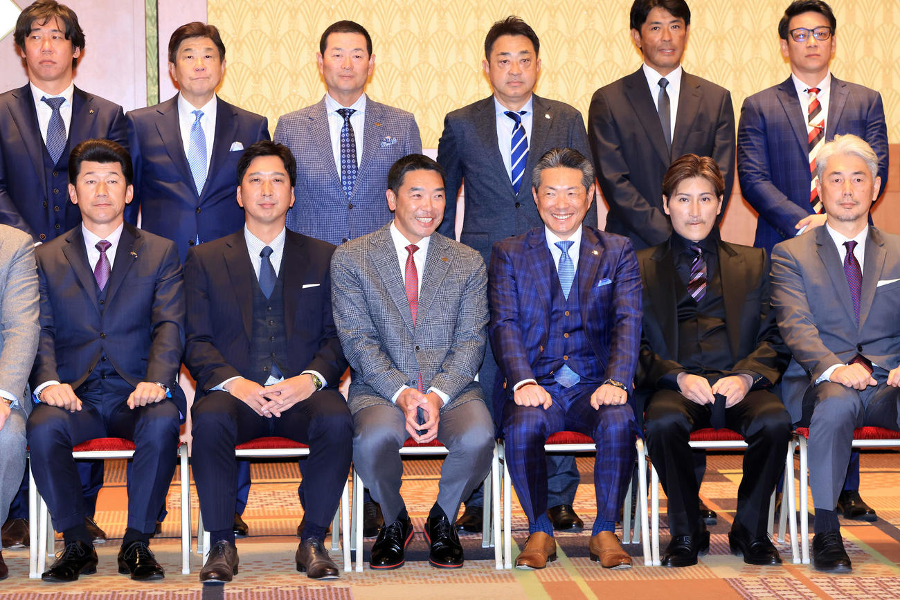 12球団監督会議で笑顔で記念撮影に臨む、前列左からDeNA三浦監督、阪神藤川監督、巨人阿部監督、ソフトバンク小久保監督、日本ハム新庄監督、ロッテ吉井監督。後烈左からDeNA桑原2軍監督、阪神平田2軍監督、巨人桑田2軍監督、ソフトバンク松山2軍監督、日本ハム稲葉2軍監督、ロッテサブロー（大村三郎）2軍監督（撮影・浅見桂子）