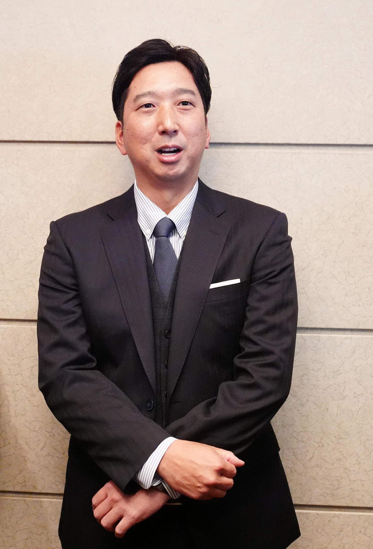 NPB12球団監督会議後、取材に応じる阪神藤川監督（撮影・江口和貴）