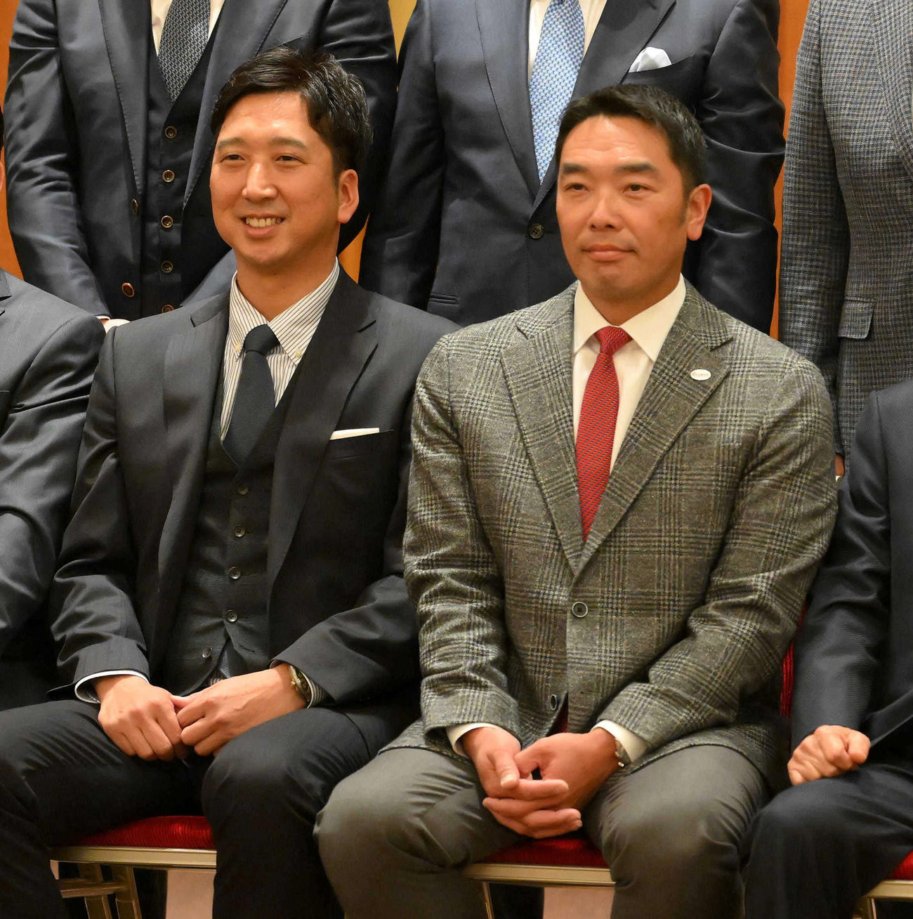記念撮影に納まる阪神藤川監督（左）と巨人阿部監督（代表撮影）