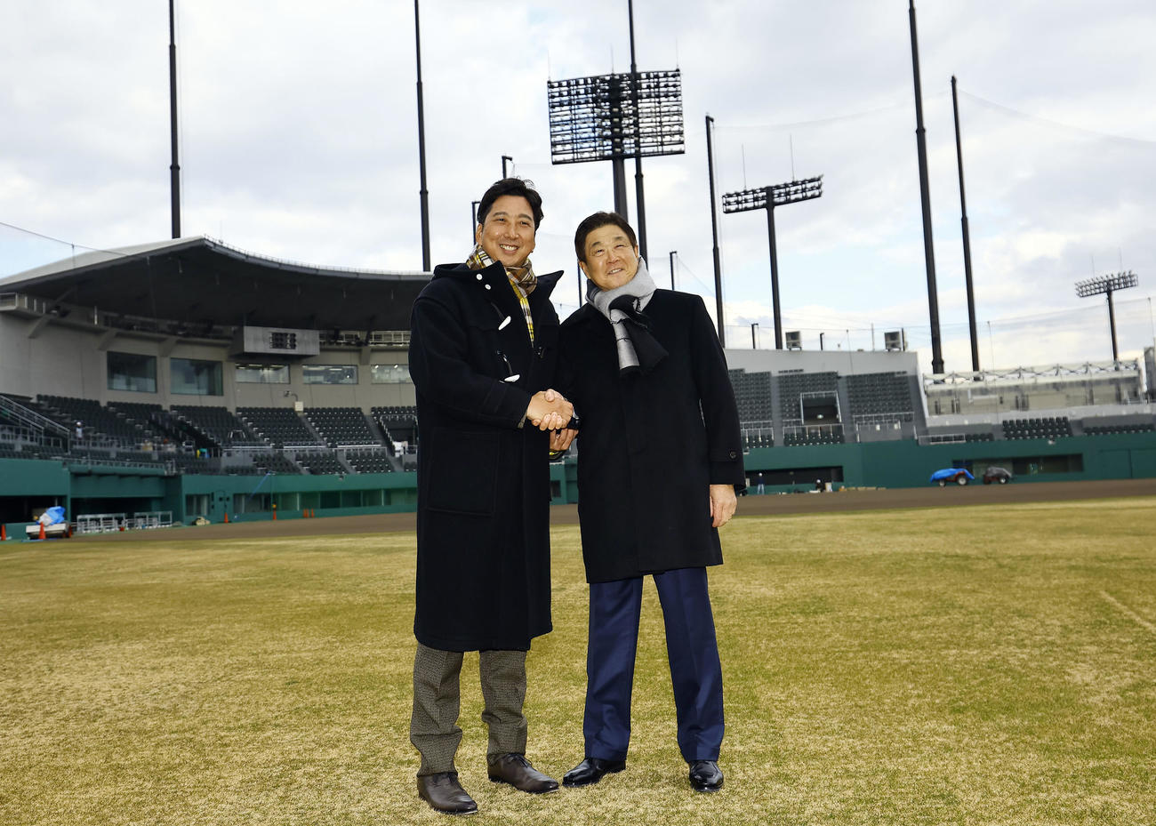 阪神ファームの新施設「ゼロカーボンベースボールパーク」の球場を視察した藤川監督（左）と平田2軍監督（撮影・藤尾明華）