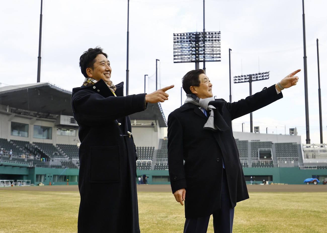 阪神ファームの新施設「ゼロカーボンベースボールパーク」の球場を視察した藤川監督（左）と平田2軍監督（撮影・藤尾明華）