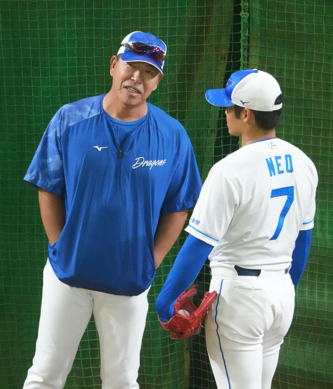 根尾と言葉を交わす井上監督（左）（2024年11月撮影）