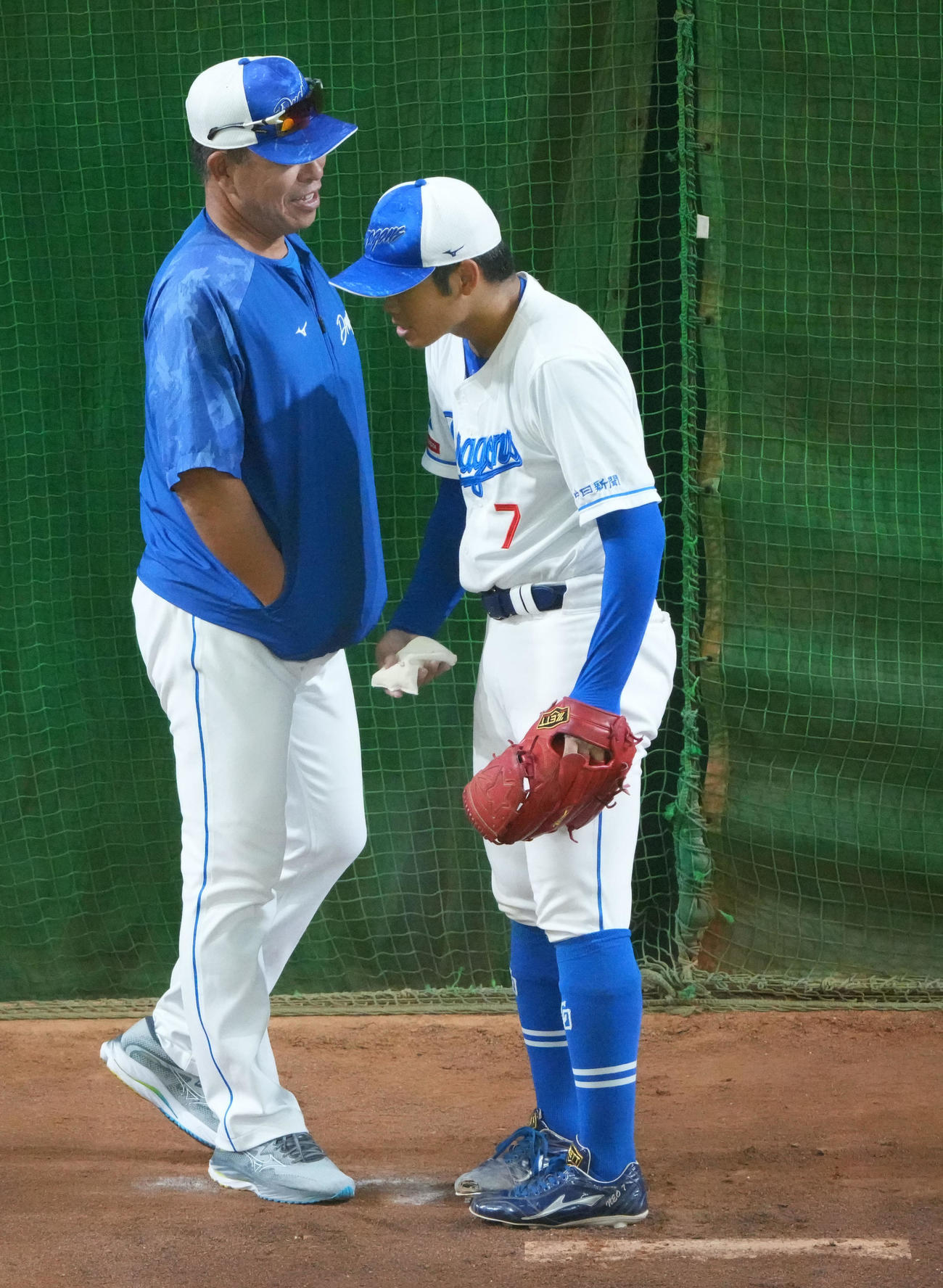根尾と言葉を交わす井上監督（左）（2024年11月撮影）