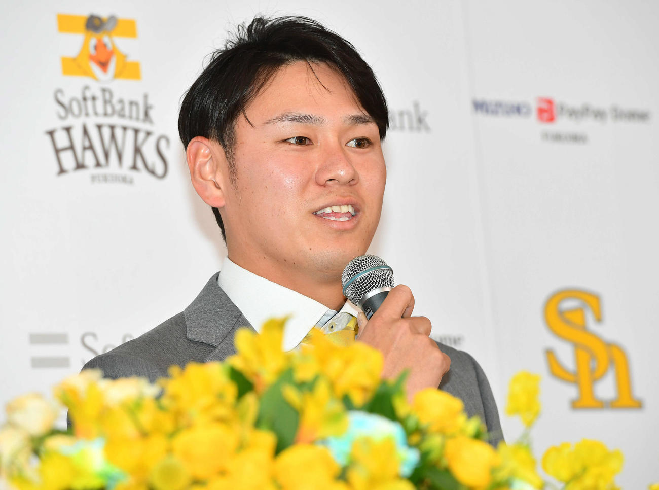 入団会見を行うソフトバンク伊藤（撮影・岩下翔太）