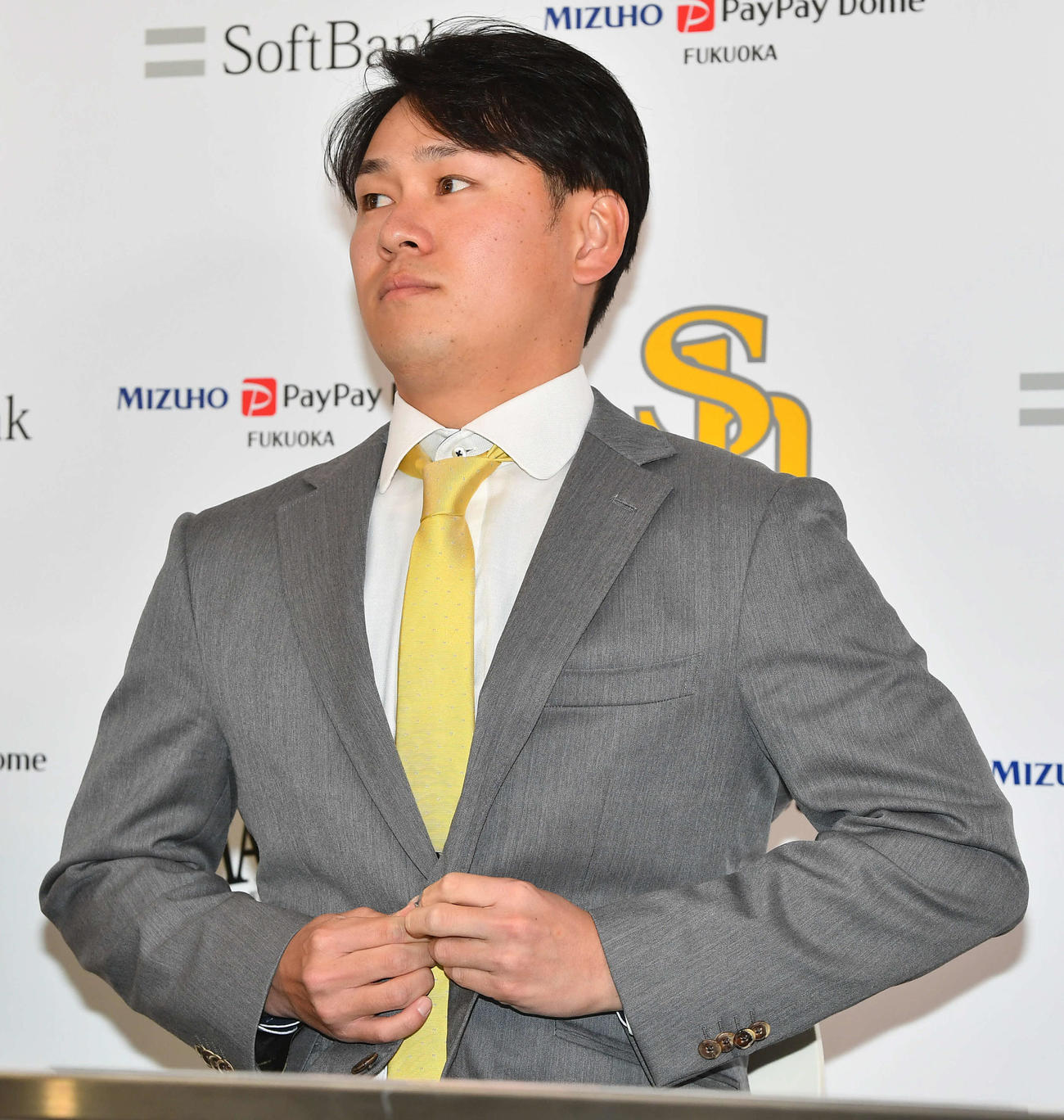 入団会見の席につくソフトバンク伊藤（撮影・岩下翔太）