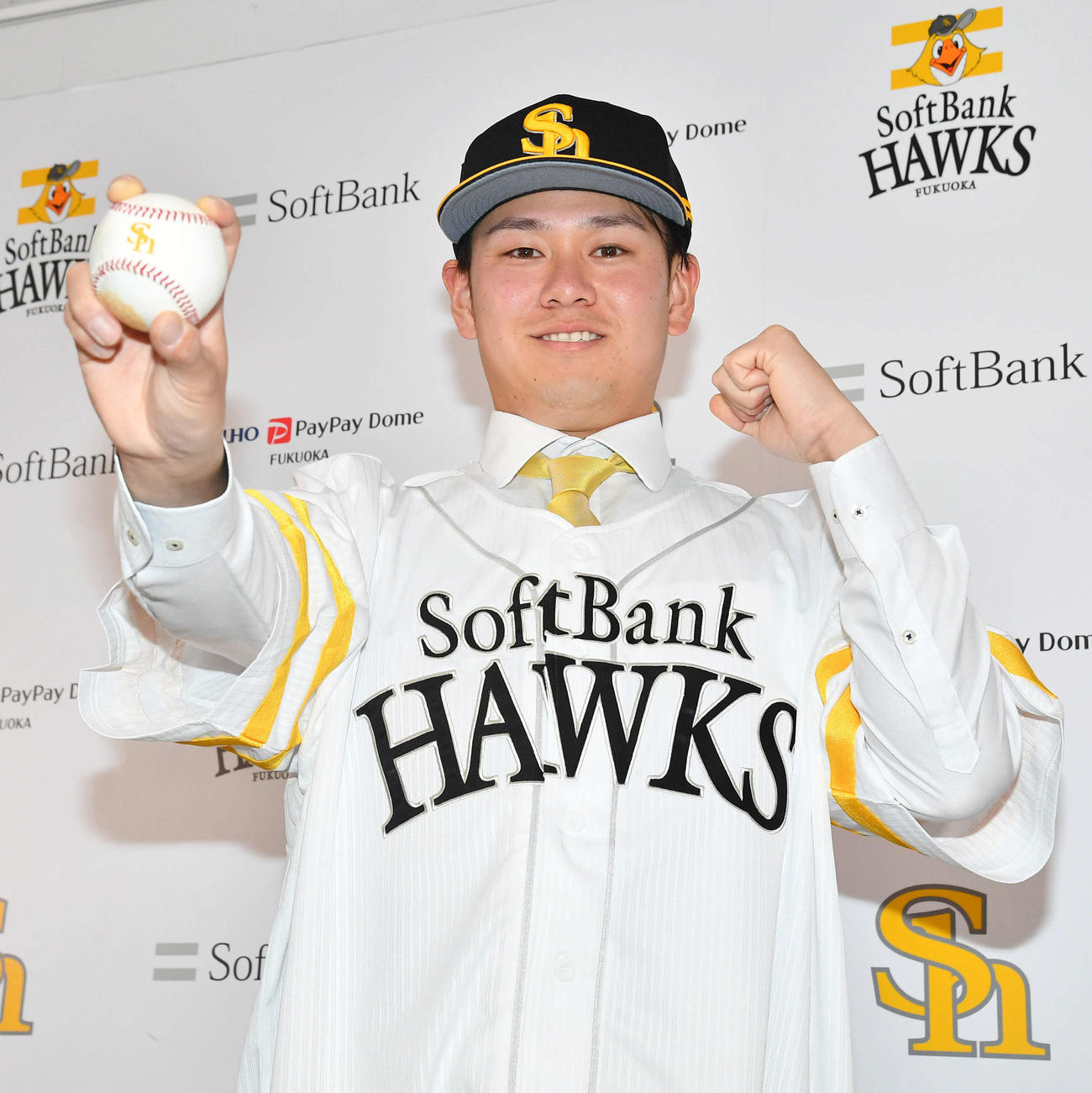 入団会見でユニホームを着てガッツポーズするソフトバンク伊藤（撮影・岩下翔太）