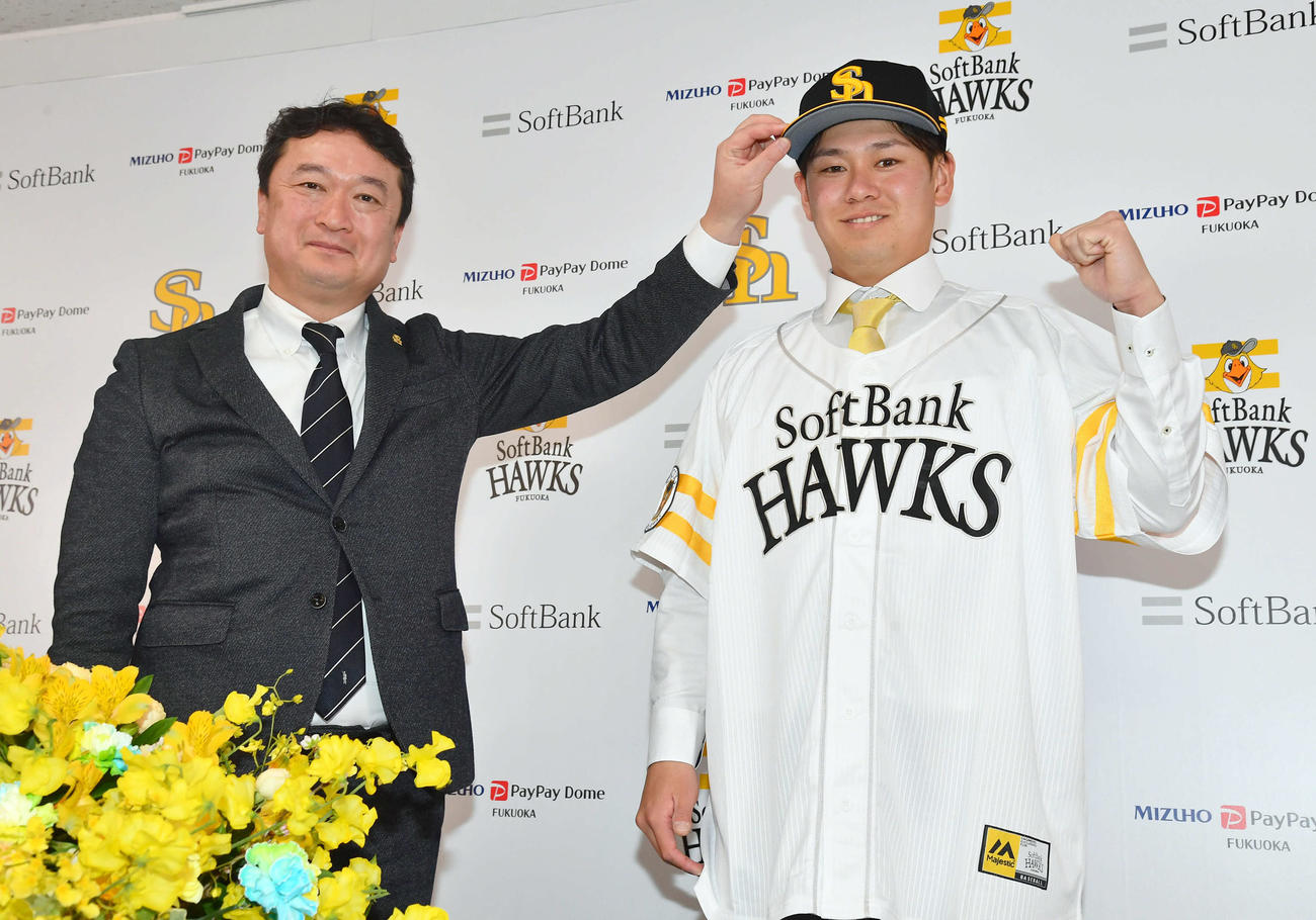 入団会見で三笠GM（左）と写真に納まるソフトバンク伊藤（撮影・岩下翔太）