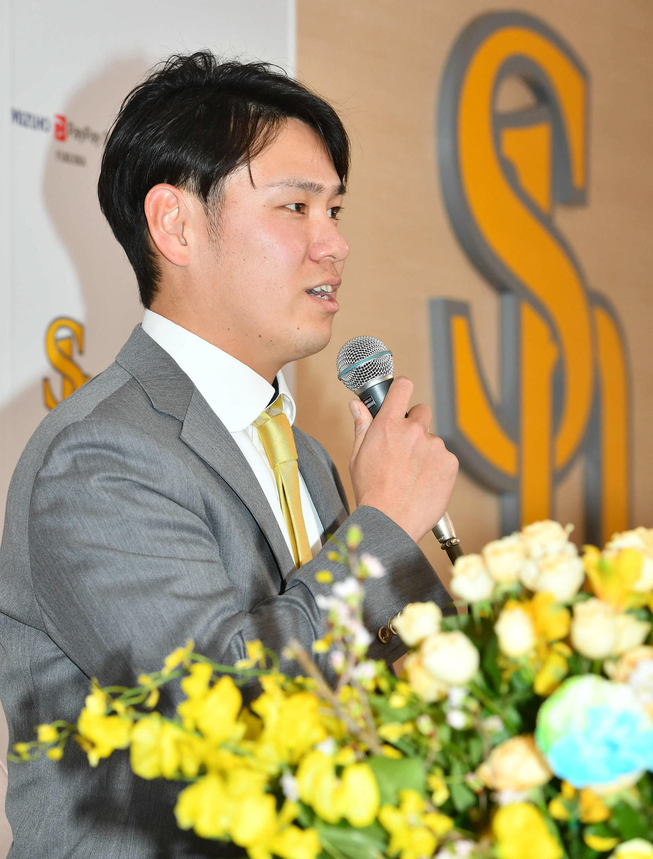 入団会見を行うソフトバンク伊藤（撮影・岩下翔太）