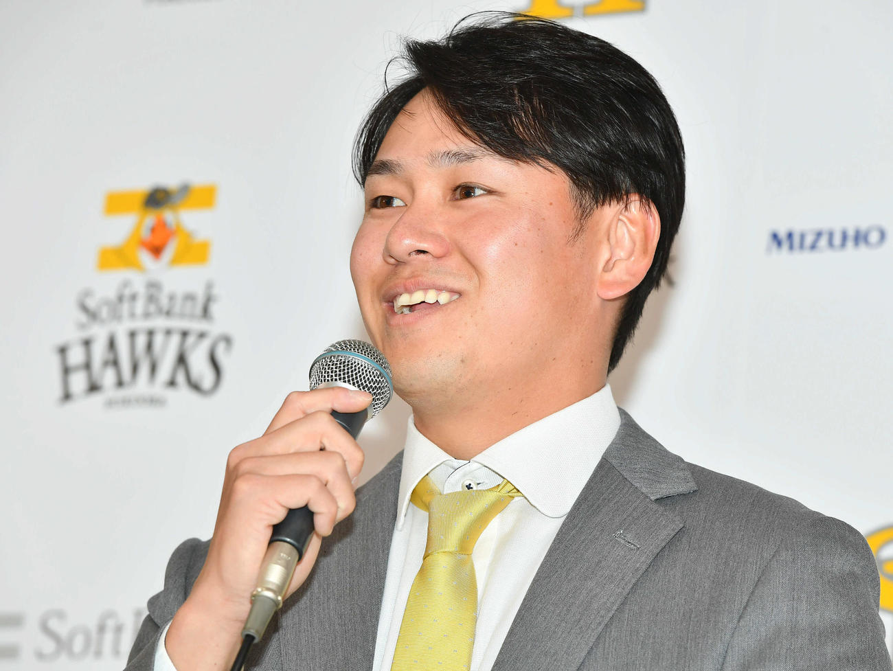 笑顔で入団会見を行うソフトバンク伊藤（撮影・岩下翔太）