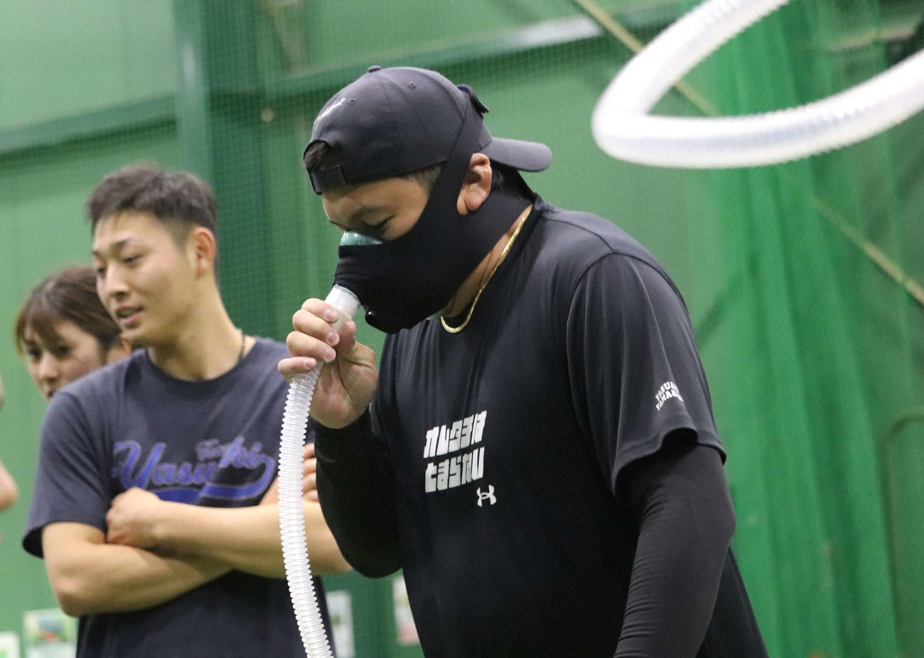 自主トレを公開し、標高3000メートル級の低酸素の状態でトレーニングを行うDeNA山崎（撮影・小早川宗一郎）