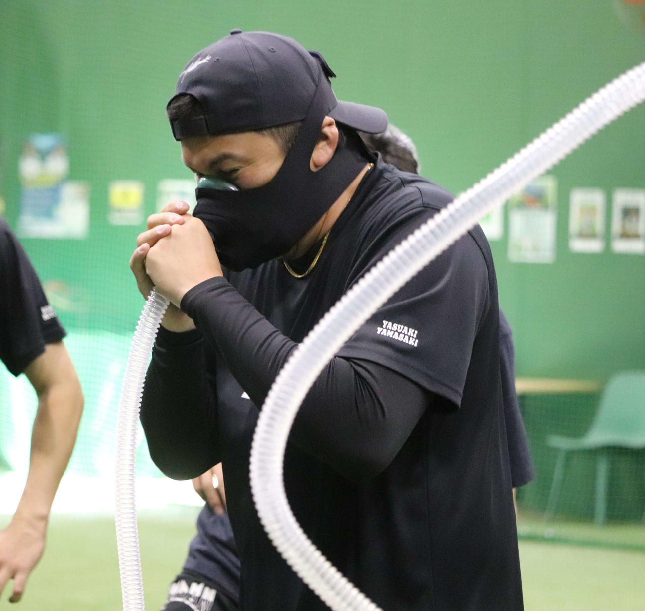 自主トレを公開し、標高3000メートル級の低酸素の状態でトレーニングを行うDeNA山崎（撮影・小早川宗一郎）
