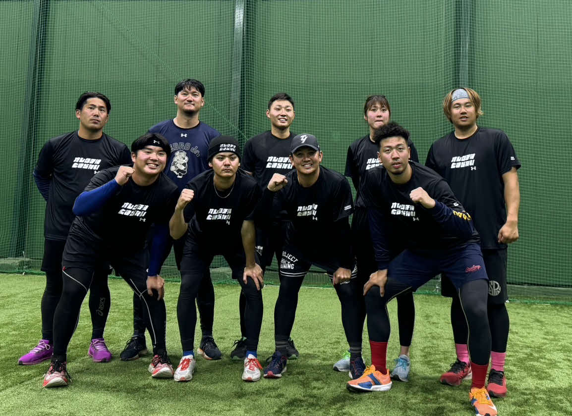 「チームYASUAKI」の自主トレメンバー。前列右から松本凌、山崎、宮城、草野。後列右から堀岡、女子野球淡路BRAVEOCEANSの三浦、BC埼玉・大生、BC新潟・三上、同片山（撮影・小早川宗一郎）