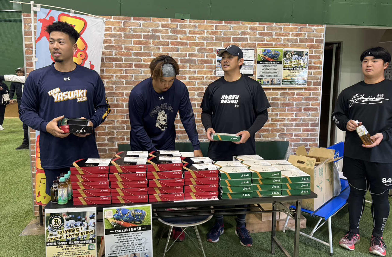 報道陣に叙々苑弁当セットを差し入れたDeNA山崎（右から2番目）と「チームYASUAKI」のメンバー。左から松本凌、堀岡。右は草野（撮影・小早川宗一郎）