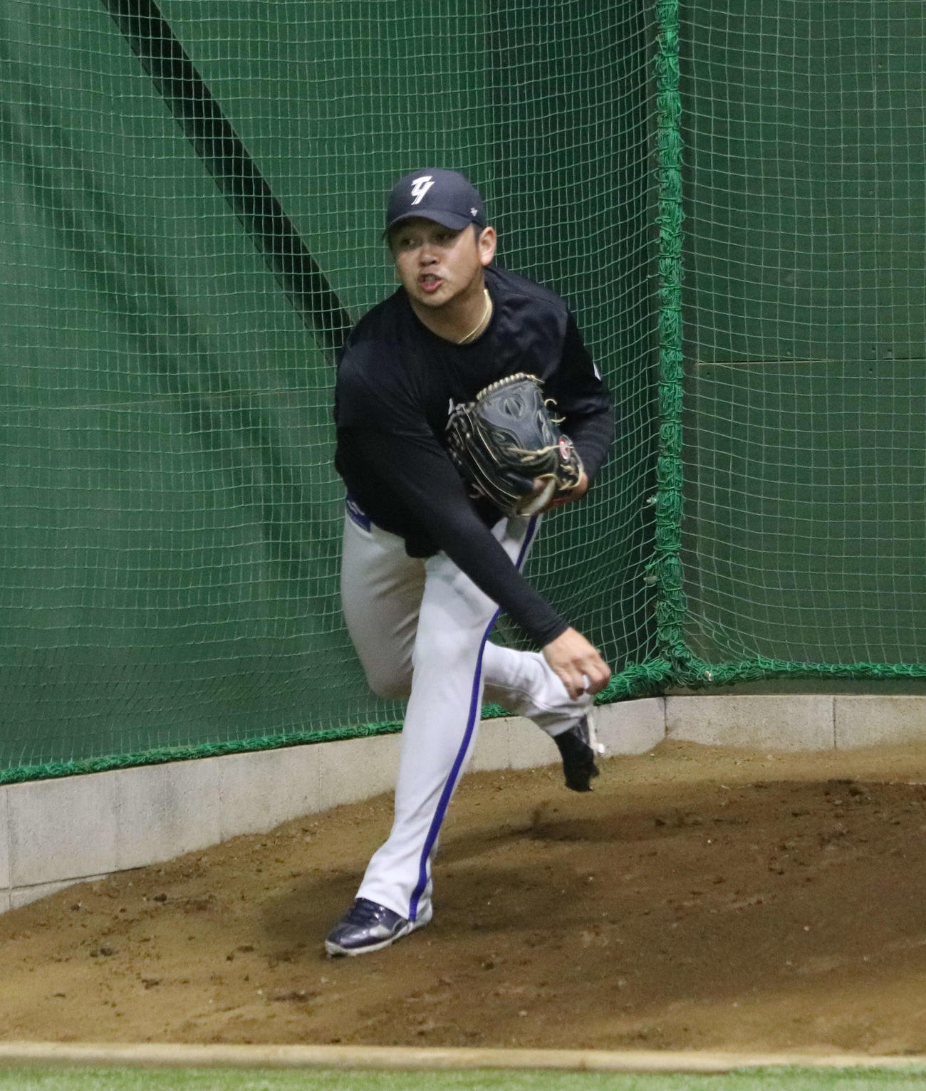 自主トレを公開し、ブルペンで投げ込みを行うDeNA山崎（撮影・小早川宗一郎）