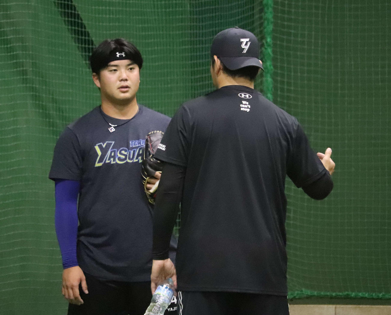 DeNA草野陽斗にアドバイスを送る山崎（撮影・小早川宗一郎）