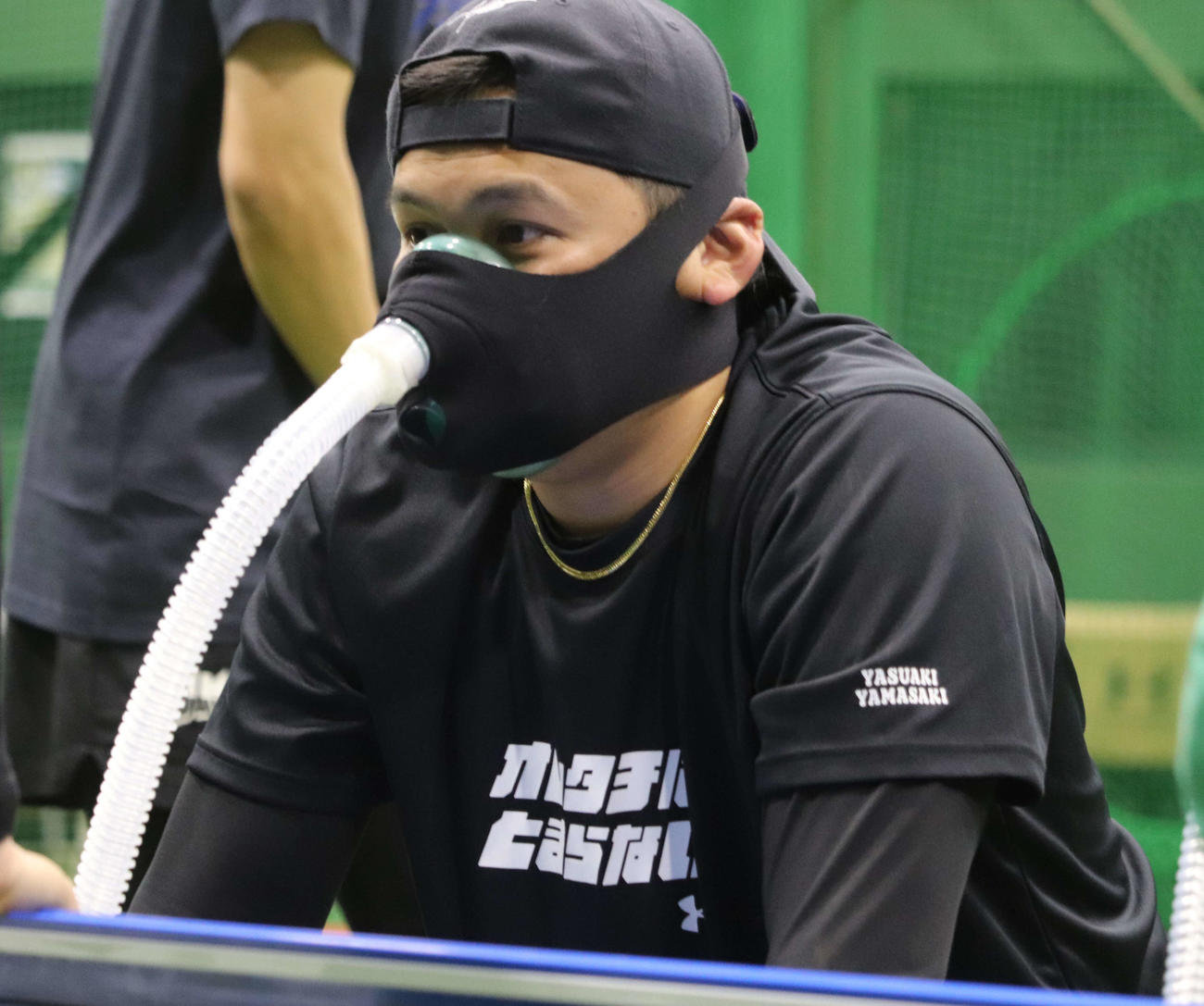 自主トレを公開し、標高3000メートル級の低酸素の状態でトレーニングを行うDeNA山崎（撮影・小早川宗一郎）