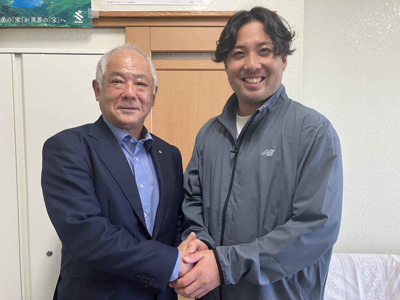 与論島で自主トレした巨人今村信貴投手は田畑克夫町長と笑顔で握手（撮影・久保賢吾）