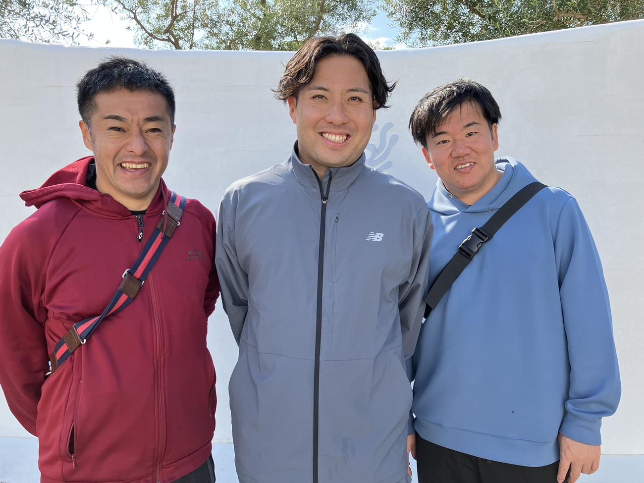 与論島で自主トレした巨人今村と保田トレーナー（左端）、石賀トレーナー（右端）（撮影・久保賢吾）