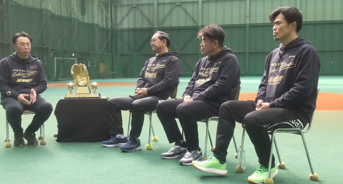 宮本氏（左端）と撮影に臨んだ、左から1人おいて進藤氏、中村氏、今江氏