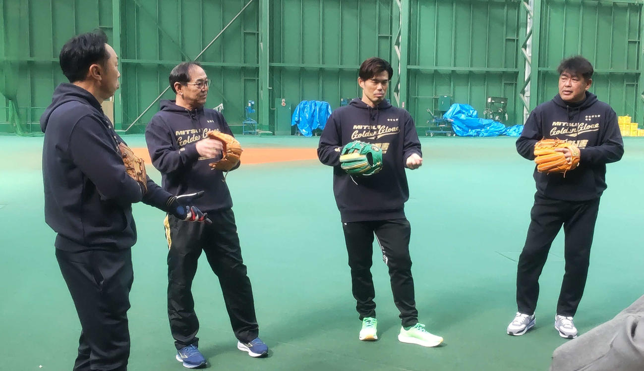 宮本慎也氏（左端）と撮影に臨んだ、左から進藤達哉氏、今江敏晃氏、中村紀洋氏