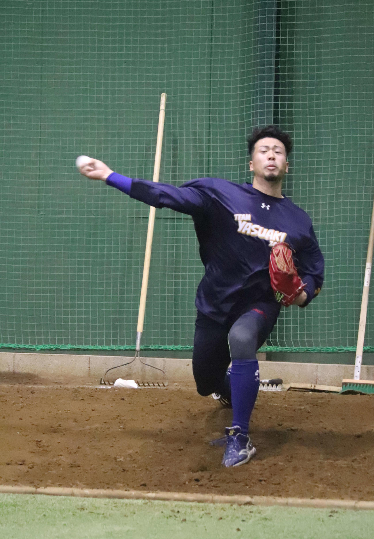 自主トレを公開し、ブルペンで投げ込みを行うDeNA松本凌（撮影・小早川宗一郎）