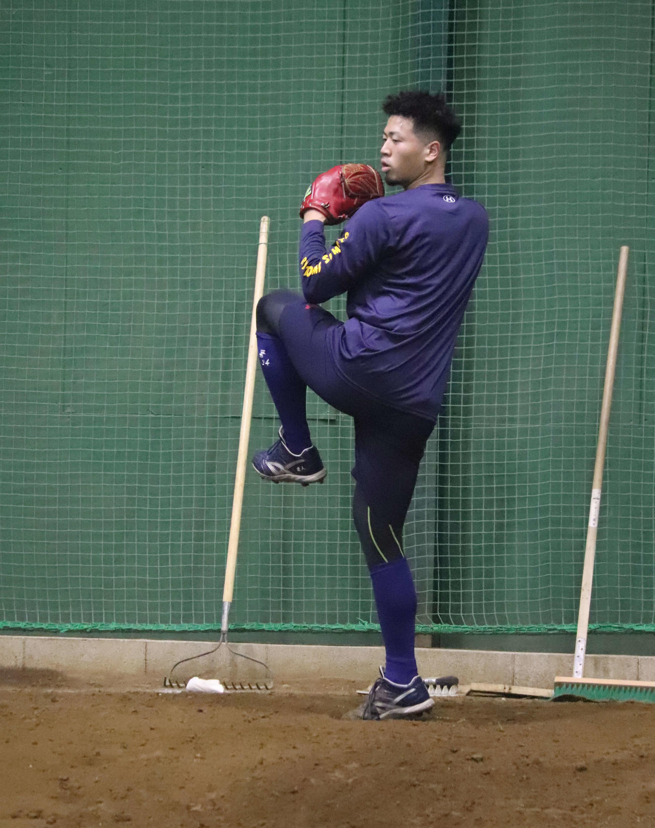 自主トレを公開し、ブルペンで投げ込みを行うDeNA松本凌（撮影・小早川宗一郎）