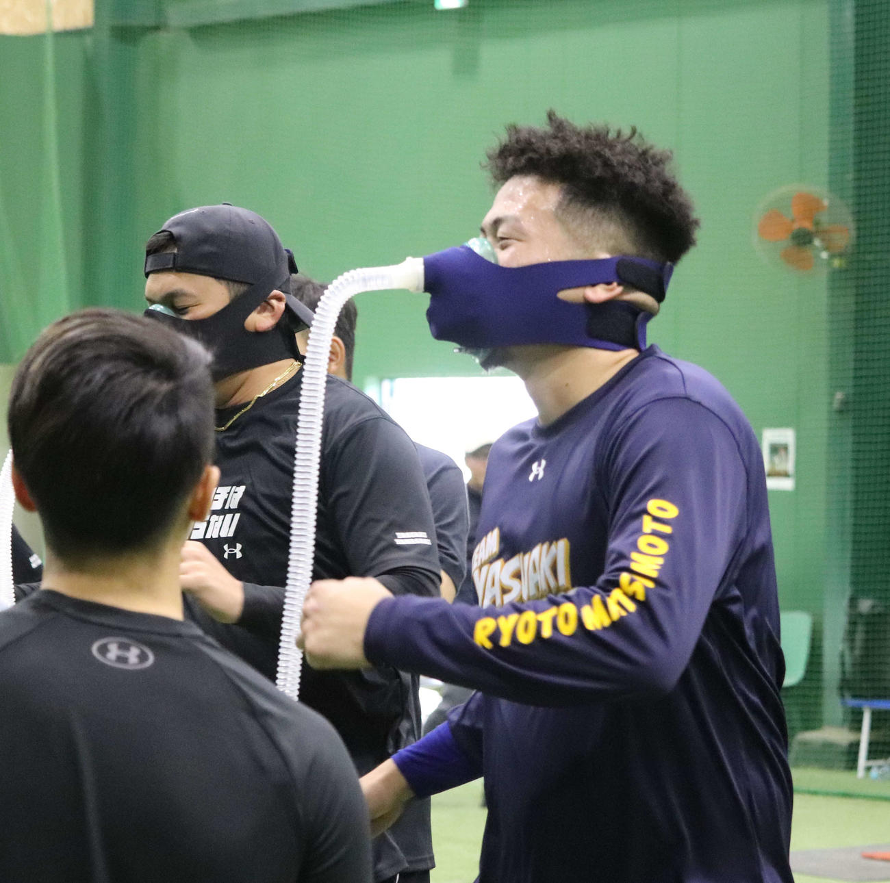 自主トレを公開し、標高3000メートル級の低酸素の状態でトレーニングを行うDeNA山崎（左）と松本凌（撮影・小早川宗一郎）