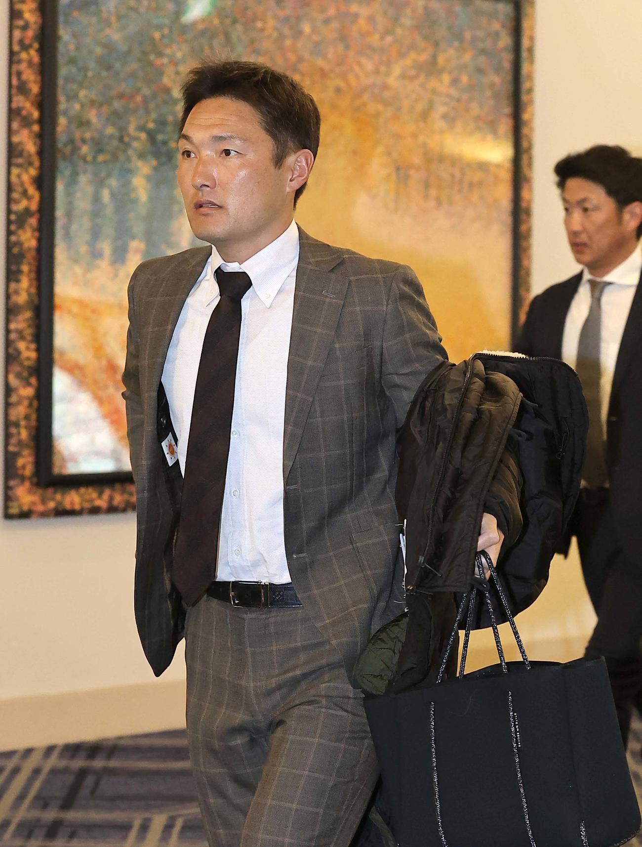阪神タイガース合同スタッフ会議の会場に入る工藤コーチ（撮影・上田博志）