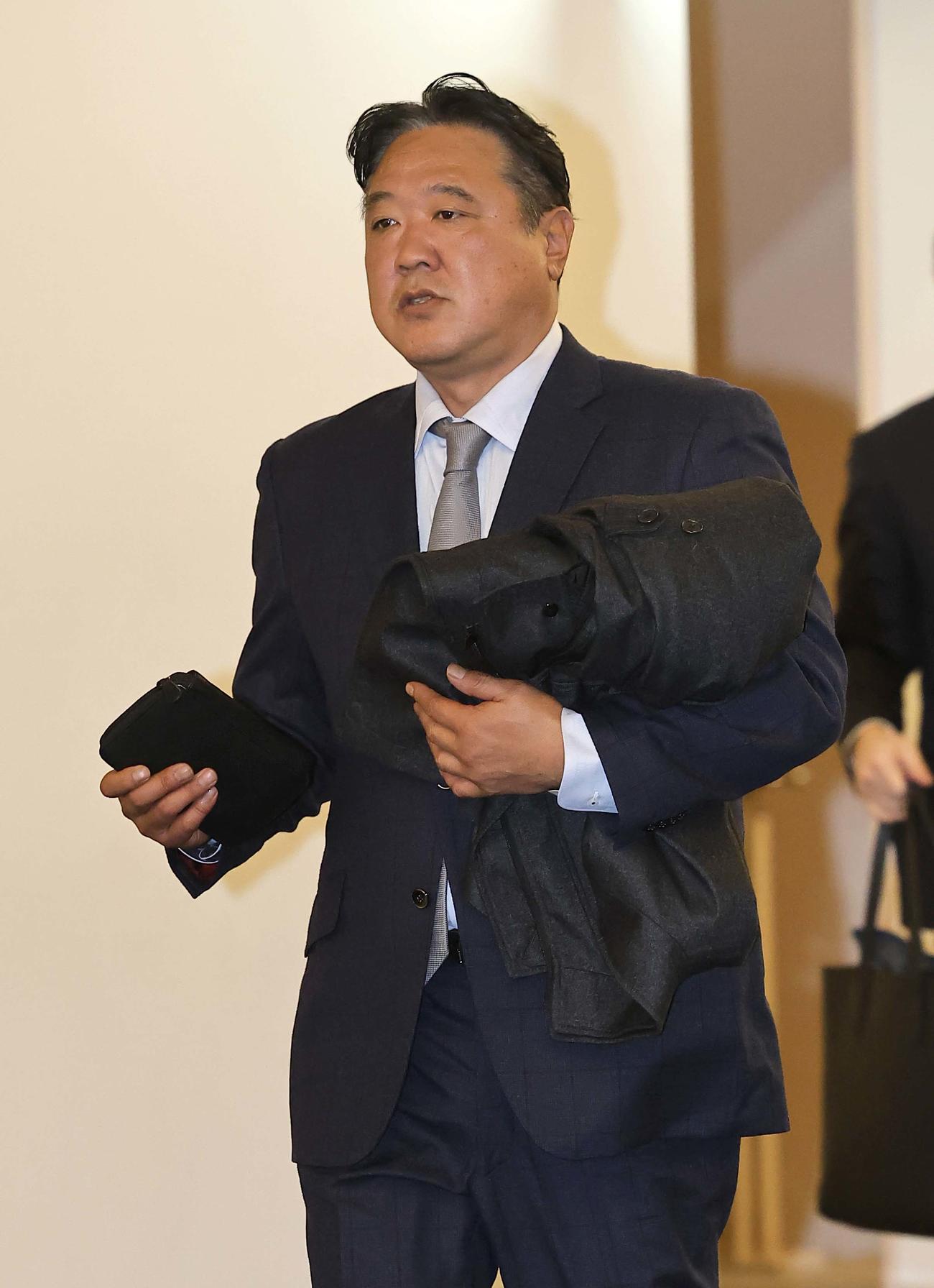 阪神タイガース合同スタッフ会議の会場に入る片山コーチ（撮影・上田博志）