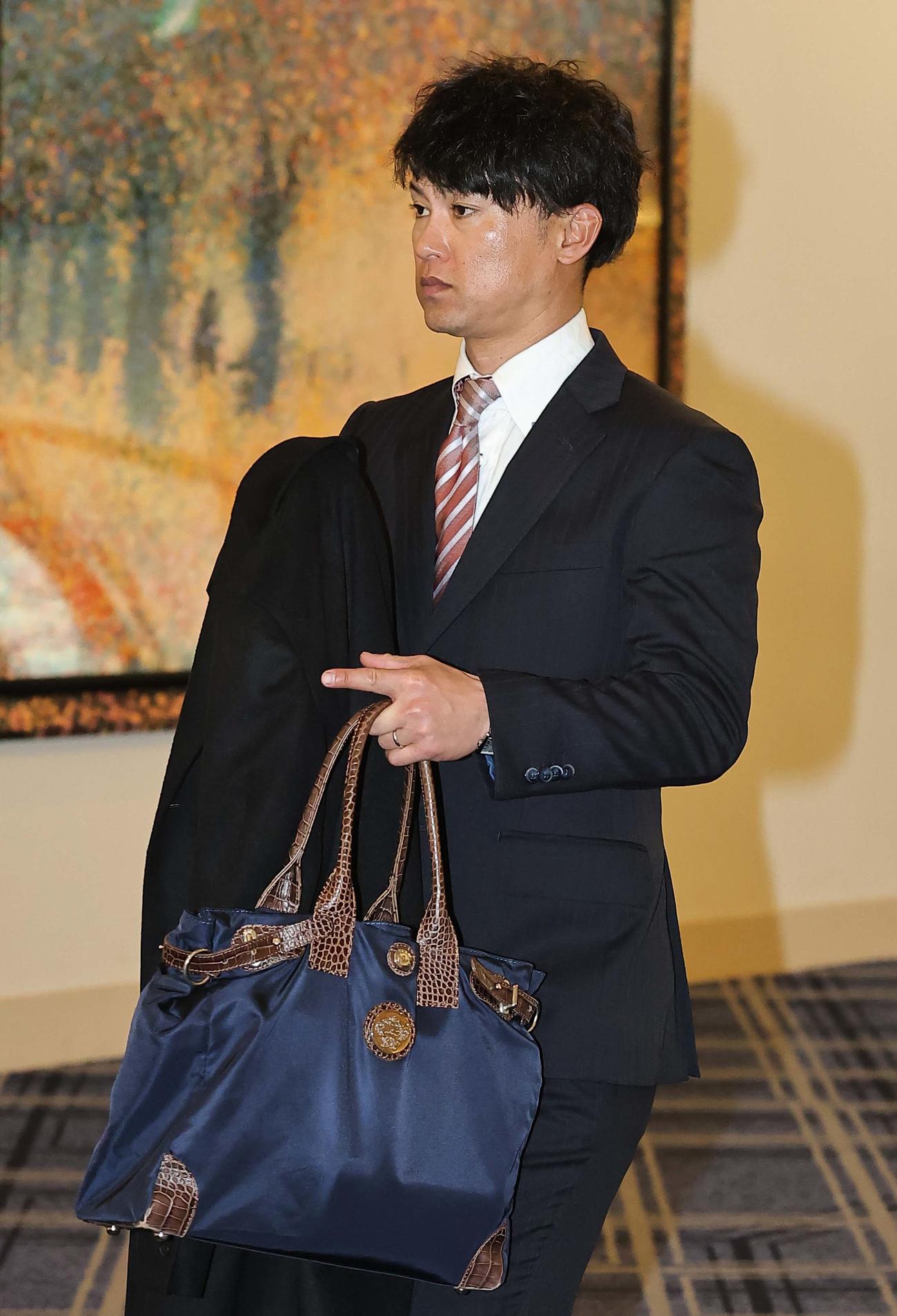 阪神タイガース合同スタッフ会議の会場に入る上本コーチ（撮影・上田博志）