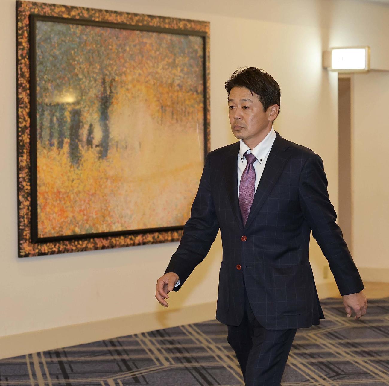 阪神タイガース合同スタッフ会議の会場に入る藤本総合コーチ（撮影・上田博志）