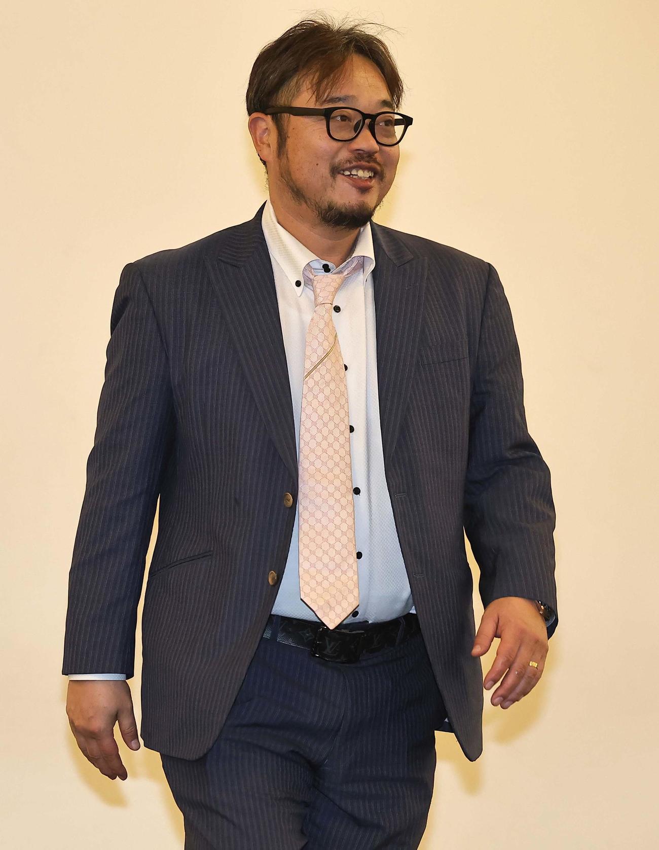 阪神タイガース合同スタッフ会議の会場に入る小谷野コーチ（撮影・上田博志）