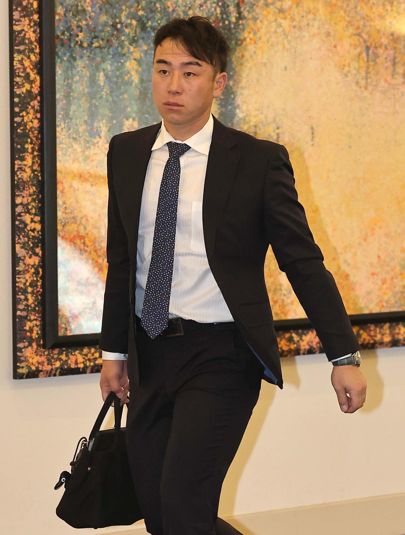 阪神タイガース合同スタッフ会議の会場に入る山崎コーチ（撮影・上田博志）