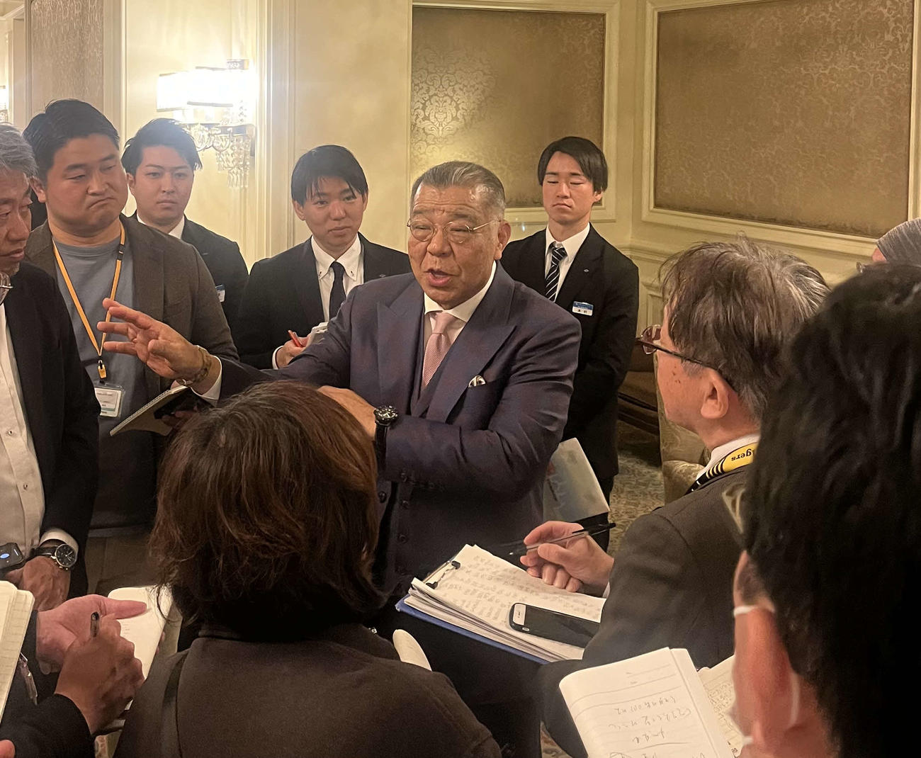 甲子園歴史館運営会議に初めて出席して、報道陣の取材に応じる阪神掛布OB会長