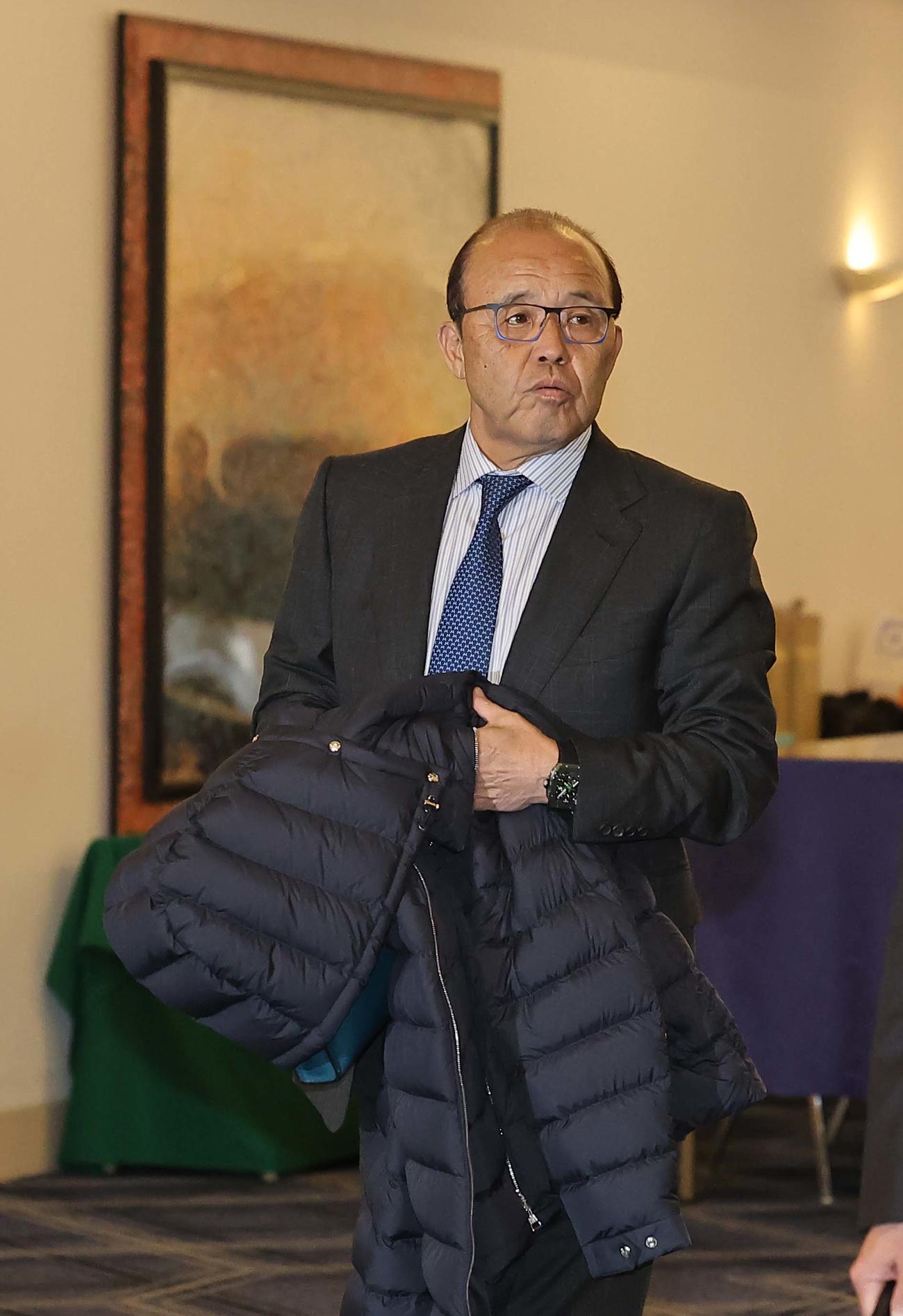 合同スタッフ会議の会場に入る岡田顧問（撮影・上田博志）