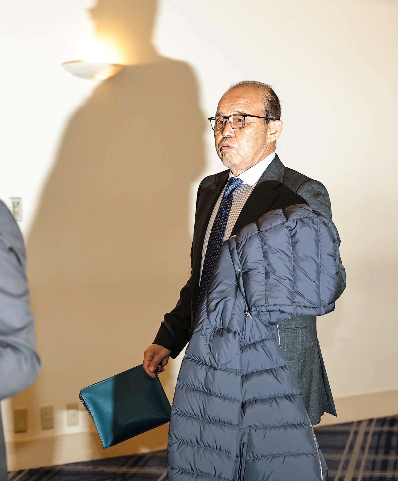 合同スタッフ会議に参加する岡田顧問（撮影・上田博志）