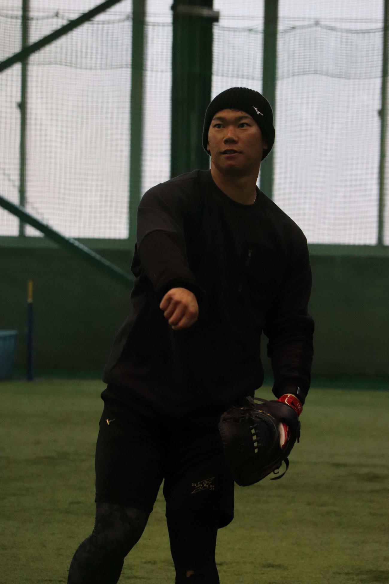 キャッチボールする広島坂倉将吾捕手（撮影・前原淳）＝2025年1月21日、大野練習場
