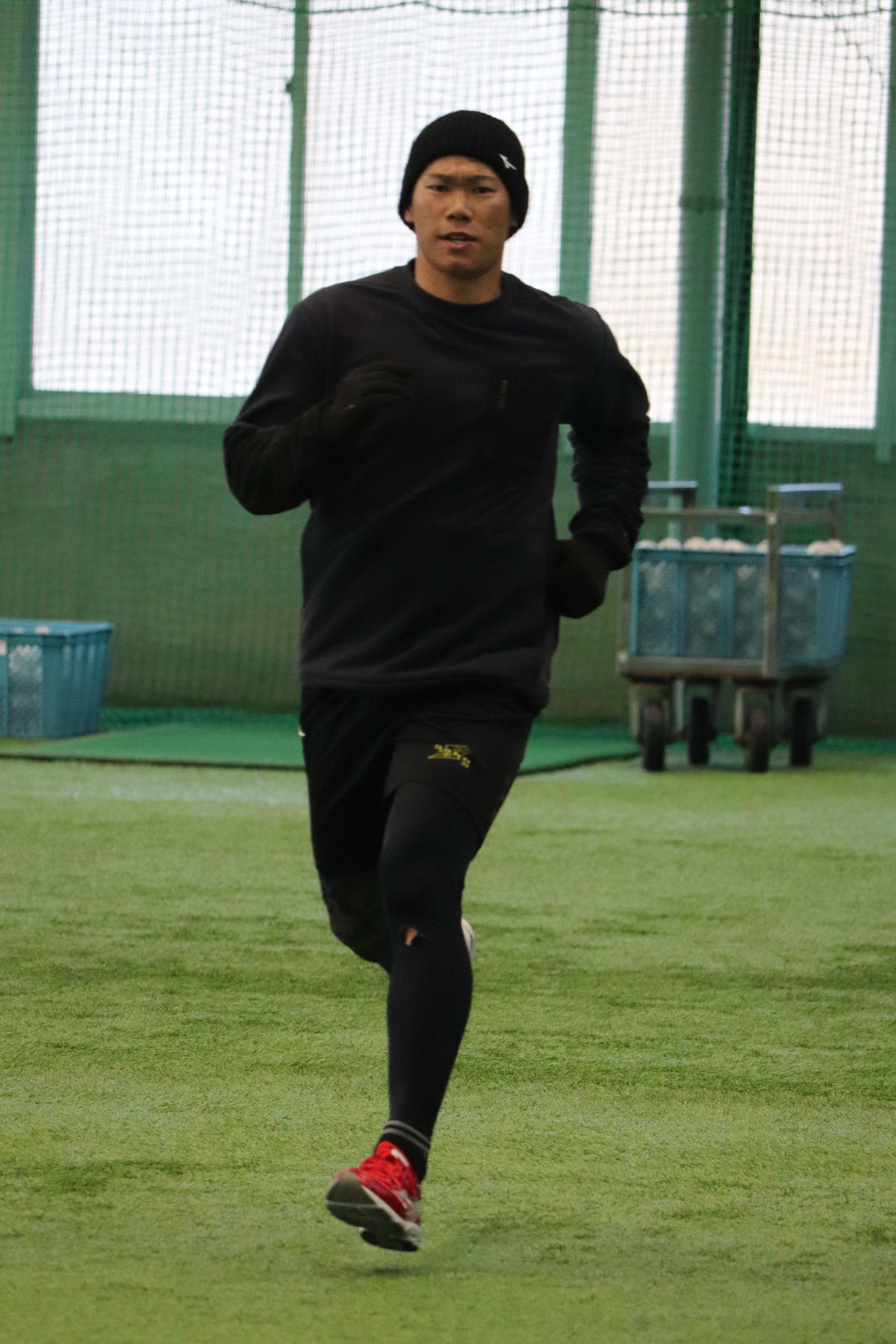 ダッシュする広島坂倉将吾捕手（撮影・前原淳）＝2025年1月21日、大野練習場