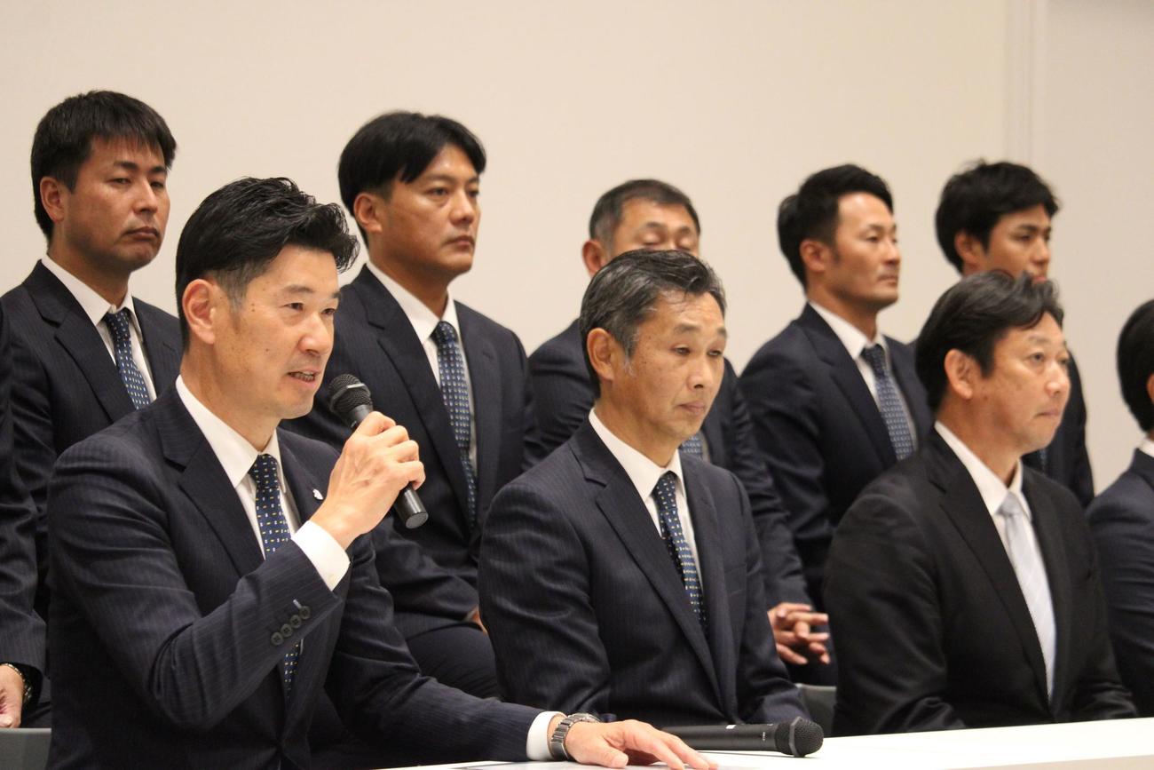 スタッフ会議を終えた前列左から西武広池球団本部長、西口監督、鳥越1軍ヘッドコーチら（撮影・金子真仁）