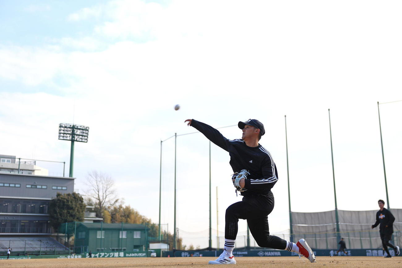 公開自主トレでキャッチボールする巨人吉川