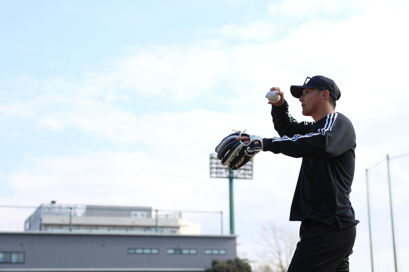 公開自主トレでキャッチボールする巨人吉川