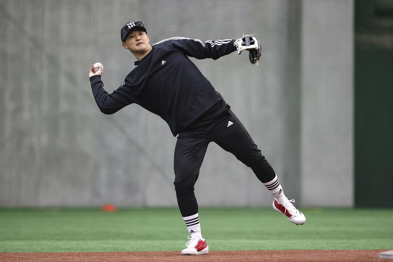 公開自主トレでノックを受ける巨人吉川