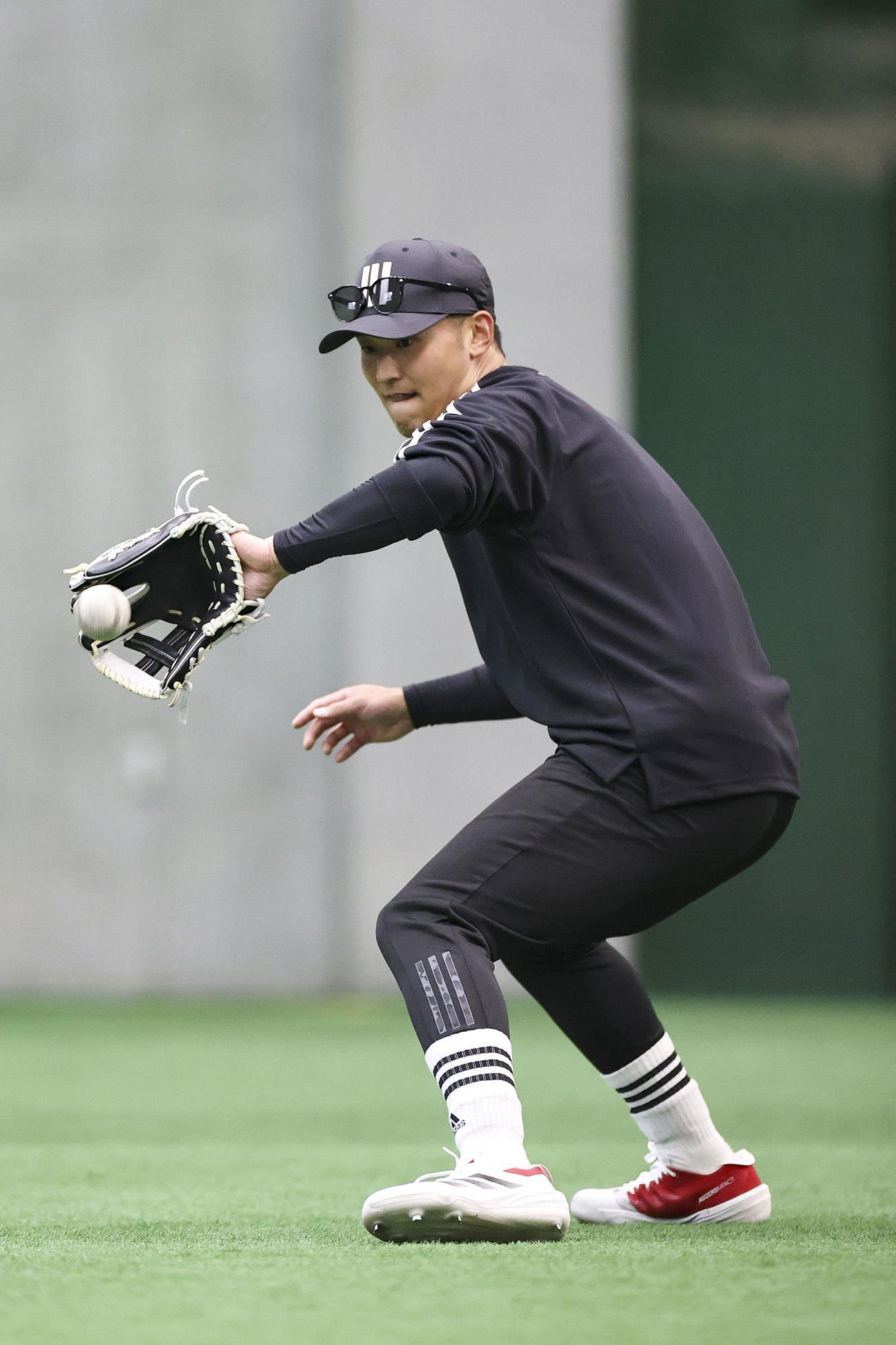 公開自主トレでノックを受ける巨人吉川