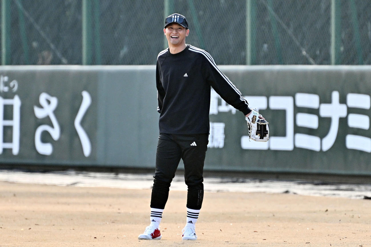 自主トレを公開し笑顔でキャッチボールする巨人吉川（撮影・滝沢徹郎）