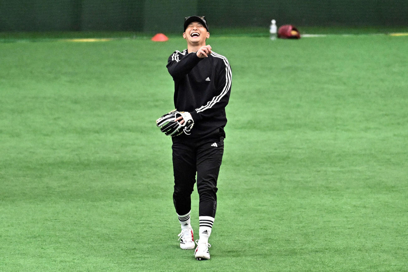 自主トレを公開し笑顔でノックを受ける巨人吉川（撮影・滝沢徹郎）