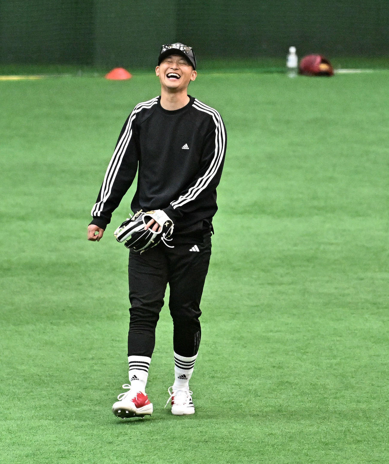 自主トレを公開し笑顔でノックを受ける巨人吉川（撮影・滝沢徹郎）