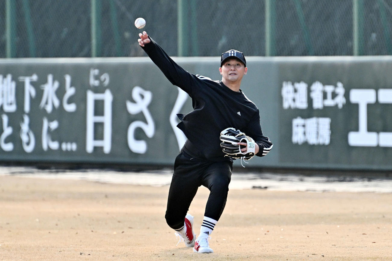 自主トレを公開した巨人吉川（撮影・滝沢徹郎）