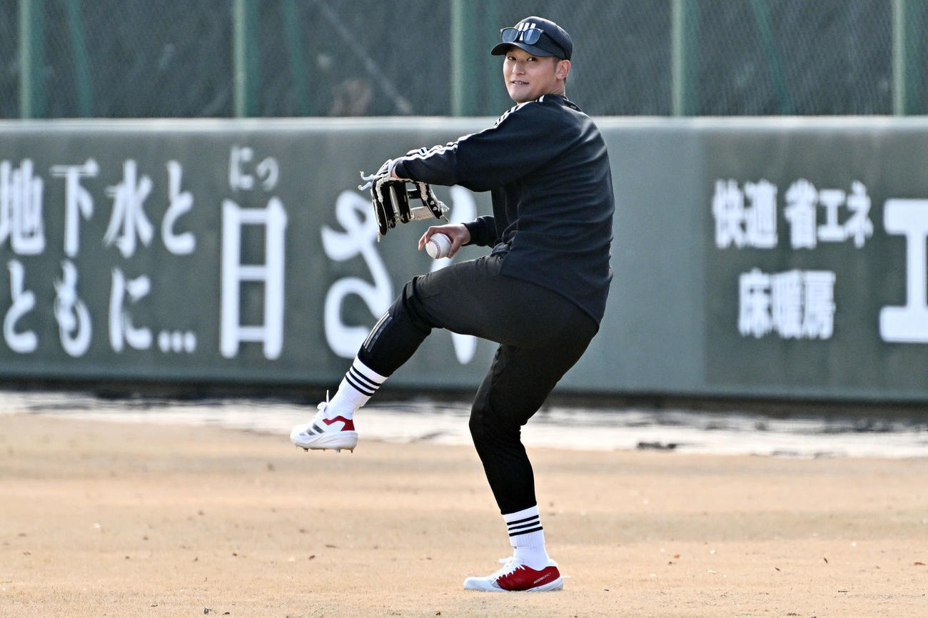 自主トレを公開した巨人吉川（撮影・滝沢徹郎）