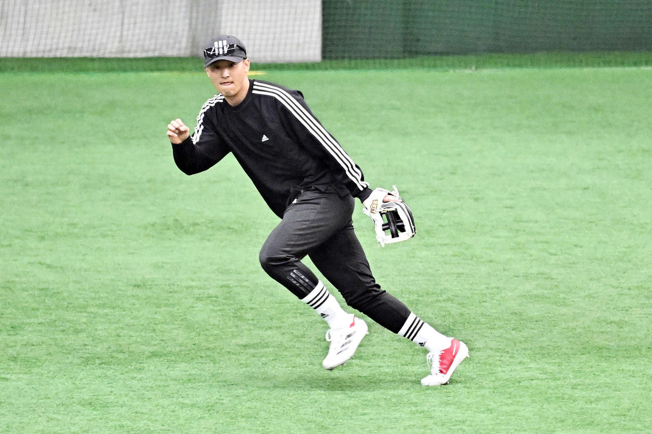 自主トレを公開した巨人吉川（撮影・滝沢徹郎）